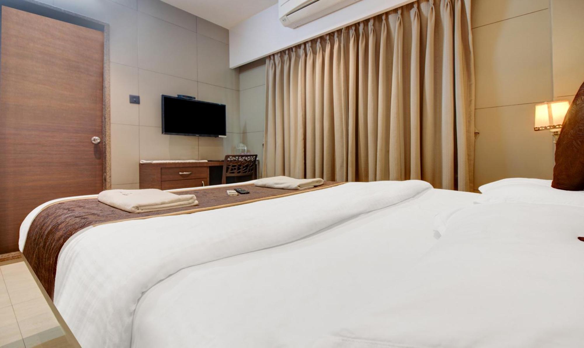Hotel Leela Kalyān Zewnętrze zdjęcie