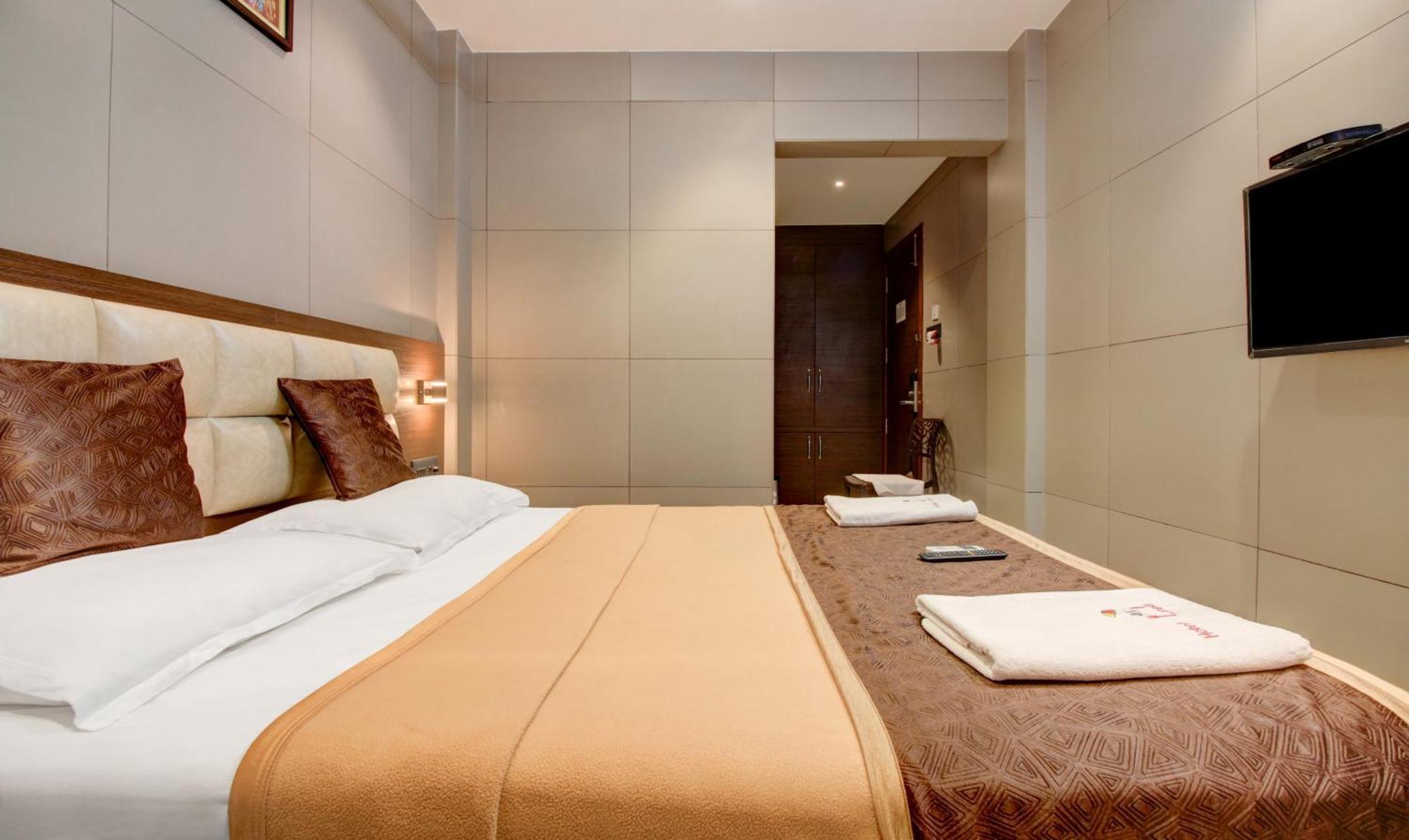 Hotel Leela Kalyān Zewnętrze zdjęcie