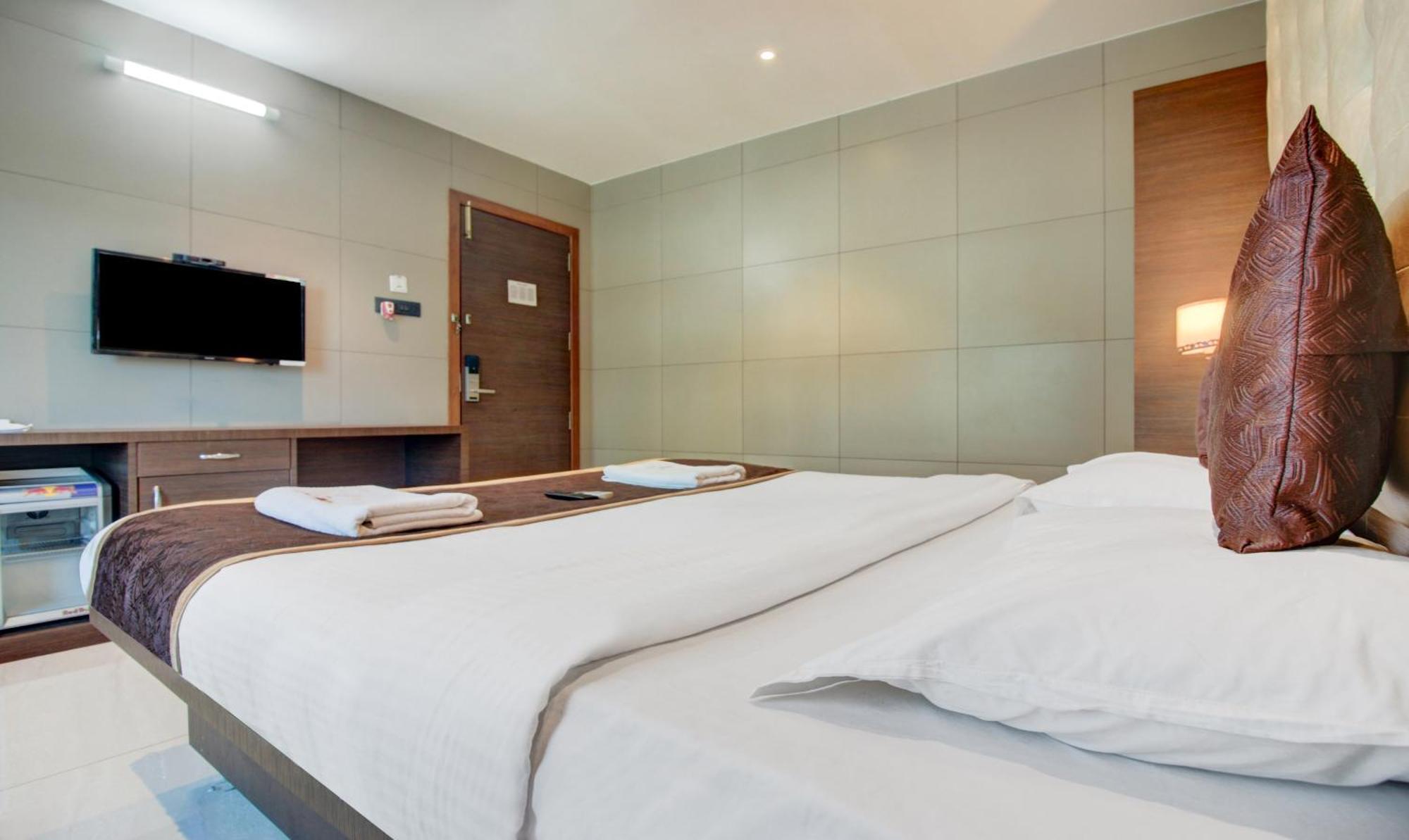 Hotel Leela Kalyān Zewnętrze zdjęcie
