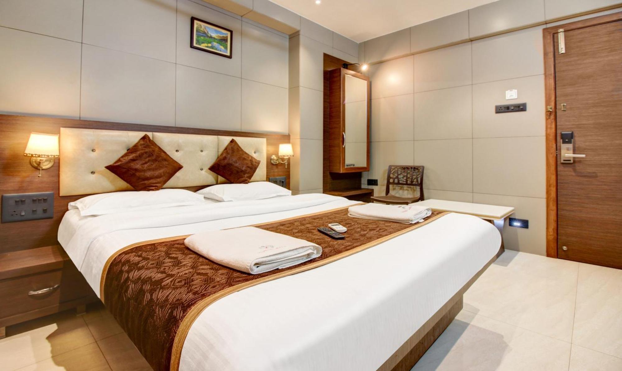 Hotel Leela Kalyān Zewnętrze zdjęcie