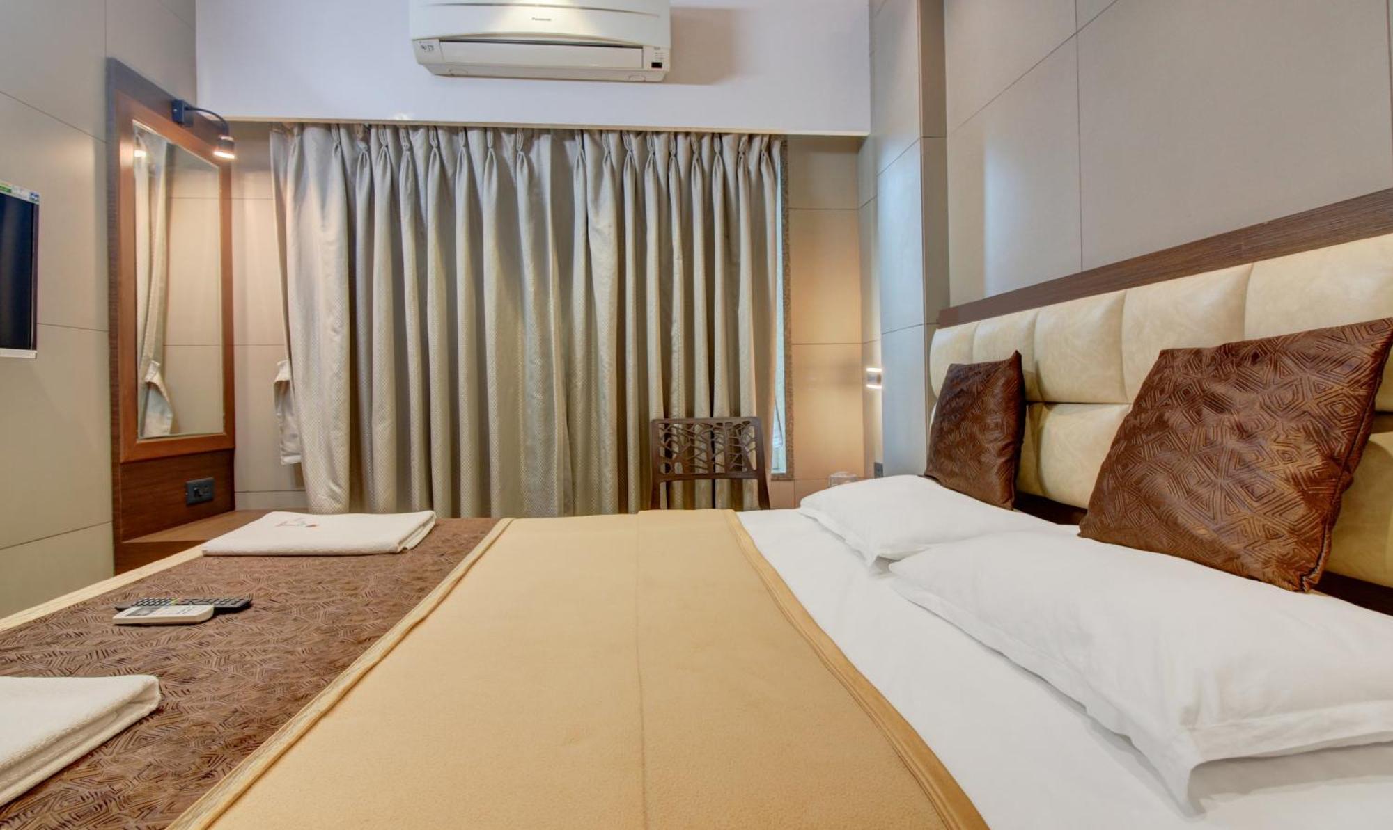 Hotel Leela Kalyān Zewnętrze zdjęcie